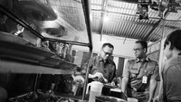 Berteman baik dengan Anies Baswedan, Sudirman sempat makan siang bersama di Warteg Nurul yang berada di wilayah Menteng, Jakarta. Foto: Instagram @sudirmansa1d