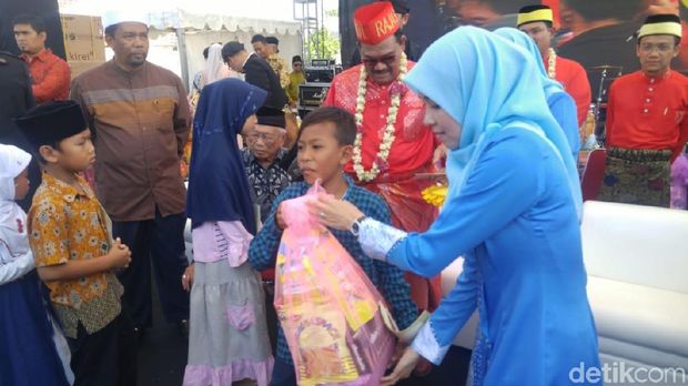 Pembagian hadiah dari bangsawan Kelantan Malaysia di Demak.
