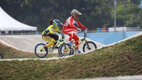 Pebalap sepeda BMX putri Indonesia kejar-kejaran dengan pebalap lainnya. DI cabang olahraga ini, Wiji Lestari meraih perunggu usai menorehkan waktu 40,788 detik.