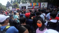Aparat kepolisian disiagakan di sekitar loket yang dipadati calon penonton.