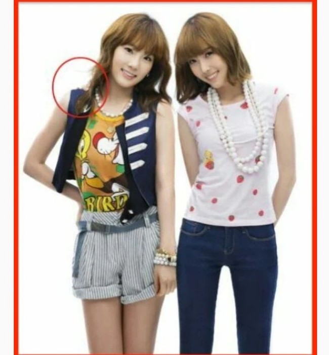 Tangan misterius juga muncul dalam foto promo album Girls Generation. Berpose bersama Jessica Jung, terlihat ada tangan tambahan yang memegang bahu Taeyeon.Foto: Dok. Koreaboo