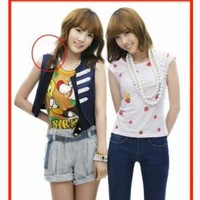 Tangan misterius juga muncul dalam foto promo album Girls Generation. Berpose bersama Jessica Jung, terlihat ada tangan tambahan yang memegang bahu Taeyeon.Foto: Dok. Koreaboo