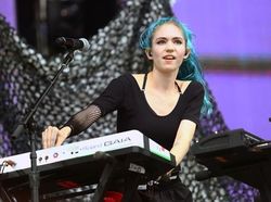 Para Wanita Seksi yang Menaklukkan Elon Musk