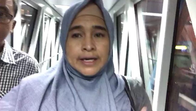 Namun, saat di Pekanbaru penampilan Neno Warisman lebih simpel. Ia mengenakan satu helai pashmina berwarna abu-abu, tanpa ada hijab lain yang menumpuk di kepalanya.  Foto: Istimewa