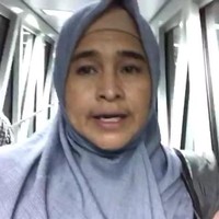 Namun, saat di Pekanbaru penampilan Neno Warisman lebih simpel. Ia mengenakan satu helai pashmina berwarna abu-abu, tanpa ada hijab lain yang menumpuk di kepalanya.  Foto: Istimewa