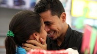 Migran asal Venezuela Juan Guaracan memeluk istrinya Paola Fernandez yang baru tiba di perbatasan Ecuador. Mereka berencana menuju terminal bus Lima. Reuters/Guadalupe Pardo.