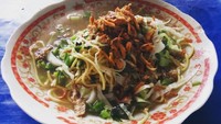 Suwiran ikan cakalang beraroma smoky dan gurih pedas ini bikin enak dinikmati dengan mie yang lentur. Sluurp! Foto : Instagram @drwiz