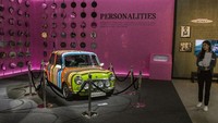 Pengujung mengamati mobil MINI Paul Smith saat dipajang pada acara BMW World of Passion and Joy di Suntec Convention Center, Singapura, Jumat (24/8). Kendaraan MINI ini merupakan ikonik yang mendapat sentuhan 86 garis khas perancang busana Paul Smith dalam rangka merayakan 40 tahun MINI. Foto: dok. BMW