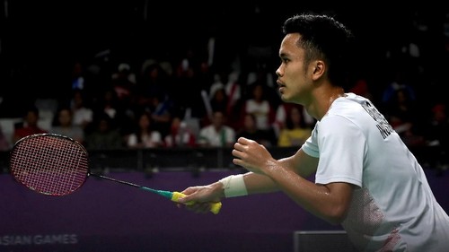 Pebulu tangkis tunggal putra Indonesia Anthony Sinisuka Ginting bersiap menerima servis dari lawannya pebulu tangkis Jepang Kento Momota Jepang, pada babak penyisihan nomor perorangan Asian Games 2018 di Istora Senayan, Jakarta, Sabtu (25/8). ANTARA FOTO/INASGOC/Hadi Abdullah/tom/18.