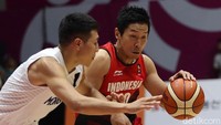 Mongolia berusaha menghadang gempuran para pemain Indonesia.