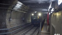 Dalam proses SAT ini juga, setiap kereta yang akan masuk ke stasiun, baik layang maupun bawah tanah, diawali dengan pengecekan oleh shunting man yang bertugas untuk memastikan rel dan peron yang akan dilalui kereta sudah aman dari berbagai jenis halangan seperti benda-benda yang mungkin menghalangi laju kereta di atas rel. Foto: Dok. PT MRT Jakarta