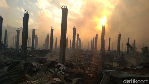 Pasar Pon Trenggalek Terbakar Pasar Pon, Trenggalek, Jawa Timur, ludes terbakar, Sabtu (25/8/2018) dinihari. Begini penampakan kebakaran yang menghanguskan pasar.