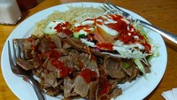 “Bebek goreng kalah sm ini,” tulis Evan di keterangan foto. Sepertinya Evan sedang melahap nasi goreng dengan limpahan irisan daging bertabur saus. Foto: Instagram evhandimas