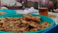 Pecel pincuk dengan telur dadar jadi menu makan siang kesukaannya, ketika berkunjung ke Purwokerto. Ada juga bakwan renyah, yang menjadi pelengkapnya. Foto: Instagram @sudirmansa1d