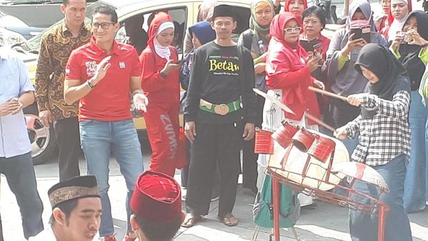 Sandiaga ikut bergoyang diiringi alunan musik.