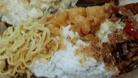 Sarapan rames terenak di dunia... monggo... tulis Atikoh pada foto ini. Sebungkus nasi dengan tempe orek, kentang, mie goreng dan tempe mendoan sudah bisa memanjakan lidah Atikoh. Foto: instagram @atikoh.s
