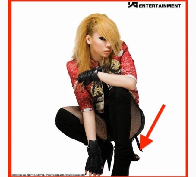 Foto ini dibuat untuk promo album pertama 2NE1. Adalah CL, leader girlband yang bubar di 2017 itu, jadi korban Photoshop gagal. Penyanyi hip-hop ini terlihat memiliki tiga kaki, yang menyempil di belakang. Foto: Dok. Koreaboo