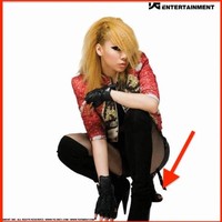Foto ini dibuat untuk promo album pertama 2NE1. Adalah CL, leader girlband yang bubar di 2017 itu, jadi korban Photoshop gagal. Penyanyi hip-hop ini terlihat memiliki tiga kaki, yang menyempil di belakang. Foto: Dok. Koreaboo