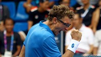 Denis Istomin merayakan kemenangan.