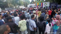 Warga berkerumun di depan loket di kawasan Senayan, Jakarta.