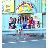 Foto girlband DIA ini juga sekilas terlihat normal. Tapi begitu di-zoom, tampak ada tangan di lengan salah satu personelnya, Eunice. Hiii! Foto: Dok. Koreaboo