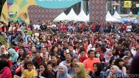 Mereka tetap antusias meski hanya nonton melalui layar raksasa.