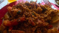 Pemain bola 23 tahun ini juga sempatkan cicip kuliner khas suatu negara. Saat di Spanyol, Evan mencicip paella seafood dengan banyak udang. Foto: Instagram evhandimas