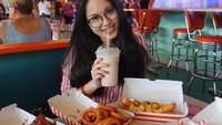 Tak hanay menyukai sajian manis dan cantik, Audrey juga menyukai junk food. Ada banyak junk food yang tersaji dihadapannya. Mulai dari onion ring, french fries, hingga ayam goreng. Foto: Instagram audreyteguh