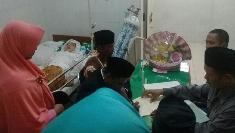 Momen Haru Hadir Saat Sepasang Kekasih Ini Menikah di Momen Haru Hadir Saat Sepasang Kekasih Ini Menikah di