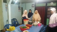 Berkunjung ke Desa Bantir, Temanggung, Atikoh mengingat masa-masa saat menyelesaikan tugas kuliah di tahun 1994. Ia dijamu dengan makanan tradisional dan buah pisang segar. Foto: instagram @atikoh.s