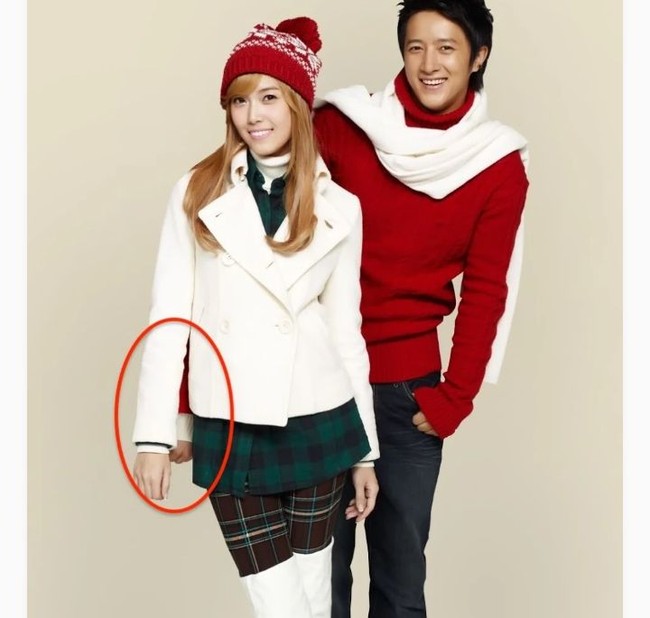 Dalam foto ini, tangan mantan personel Super Junior Hangeng terlihat sangat panjang dan tak wajar. Padahal ini foto untuk sebuah iklan bersama Jessica Jung. Foto: Dok. Koreaboo