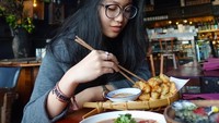 Kali ini wanita yang berusia 22 tahun itu makan di salah satu restoran Jepang wilayah Sydney. Ia terlihat melahap sajian berbahan dasar wagyu sapi dan tempura.  Foto: Instagram audreyteguh