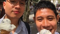 Berkat prestasinya, Evan sudah dikirim ke luar negeri lho. Ini gayanya saat mencicip gelato. Nyammm! Foto: Instagram evhandimas