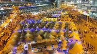 Tenda-tenda tersebut tampak terang oleh cahaya lampu.