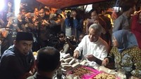 Meski bersaing dalam putaran Pilgub Jateng 2018, tapi Sudirman dan Ganjar Pranowo Pranowo tetap akrab. Makan malam seru di angkringan, jadi pilihan mereka. Foto: Instagram @sudirmansa1d