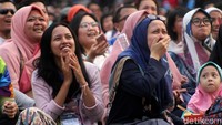 Para suporter meneriakkan Indonesia saat pebulutangkis jagoannya mencetak skor.