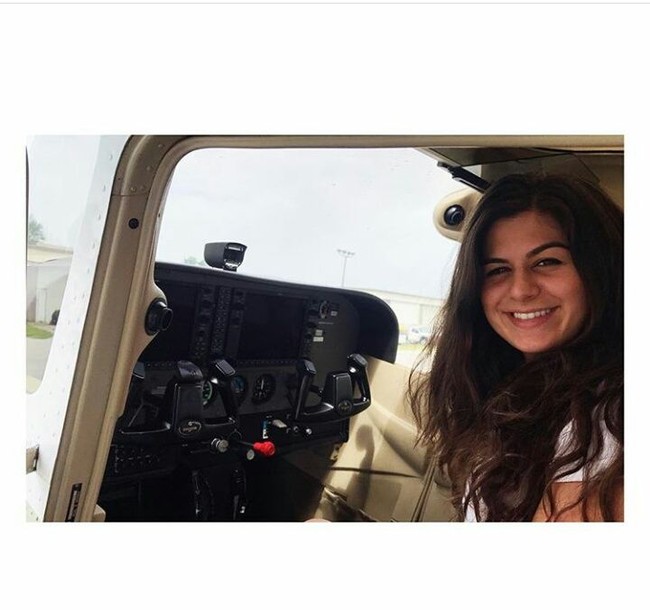Pada Juni lalu, wanita berambut panjang ini dinyatakan lulus dari sekolah penerbangan untuk pelatihan pilot di Phoenix East Aviation dan dinyatakan siap membawa pesawat komersil. Foto: Instagram Dilan Cucuzza