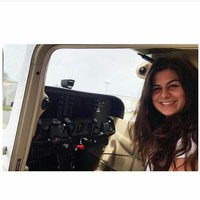 Pada Juni lalu, wanita berambut panjang ini dinyatakan lulus dari sekolah penerbangan untuk pelatihan pilot di Phoenix East Aviation dan dinyatakan siap membawa pesawat komersil. Foto: Instagram Dilan Cucuzza