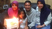 Evan adalah gelandang Timnas U-23 yang memperkuat sepak bola Indonesia di laga Asian Games tahun ini. Ini posenya saat merayakan ulang tahun saudaranya dengan membawa sekotak cake. Foto: Instagram evhandimas