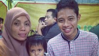 Bukan cuma di restoran, Evan juga tak ragu makan di warung seafood tenda. Bersama sang ibu, ia menulis “Lega, seneng bisa bareng ibuk.” Foto: Instagram evhandimas