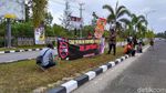 Suasana Demo Tolak Ratna Sarumpaet-Rocky Gerung di Bandara Babel