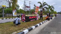 Puluhan warga berkumpul dan duduk-duduk untuk menunggu kedatangan Ratna Sarumpaet cs yang akan menjadi panelis diskusi sejak pukul 10.00 WIB. Ratna Sarumpaet cs rencananya mendarat pukul 11.30 WIB. Foto: (Deni Wahyono-detik.com)