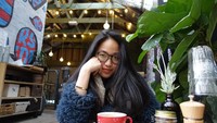 Berada di Devon Cafe, salah satu kafe kekinian di wilayah Surry Hills, Austalia. Ia terlihat sedang menyesap secangkir kopi.  Foto: Instagram audreyteguh