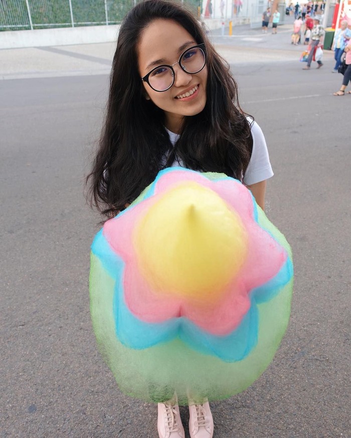 GIANT COTTON CANDY, tulisnya lengkap dengan beberapa emotikon terkejut dan love. Ia membeli kembang gula besar berwarna cantik itu di salah satu penjual kembang gula wilayah Sydney. Foto: Instagram audreyteguh