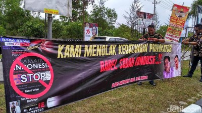 Suasana Demo Tolak Ratna Sarumpaet-Rocky Gerung di Bandara Babel