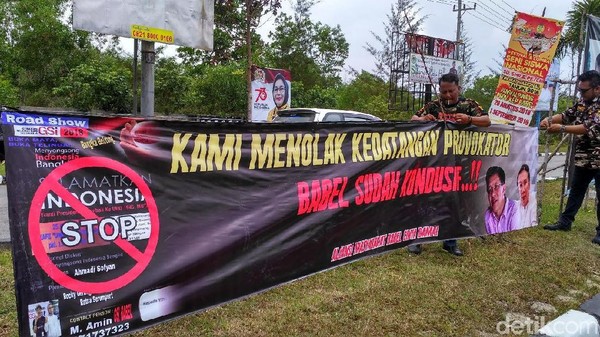 Suasana Demo Tolak Ratna Sarumpaet-Rocky Gerung di Bandara Babel