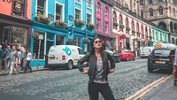 Diagon Alley di Harry Potter kabarnya terinspirasi dari Victoria Street Edinburgh ini. Di sini pun banyak toko yang menjual suvenir Harry Potter dan butter beer (kimbrlyryder/Instagram)