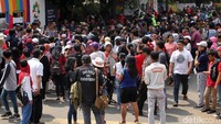 Panitia tampak menenangkan warga menggunakan pengeras suara.