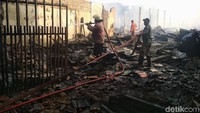 Empat unit mobil pemadam kebakaran dari Pemkab Trenggalek dan Tulungagung dikerahkan ke lokasi kejadian untuk melakukan proses pemadaman.