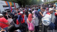 Jalan di depan loket dipenuhi calon penonton.